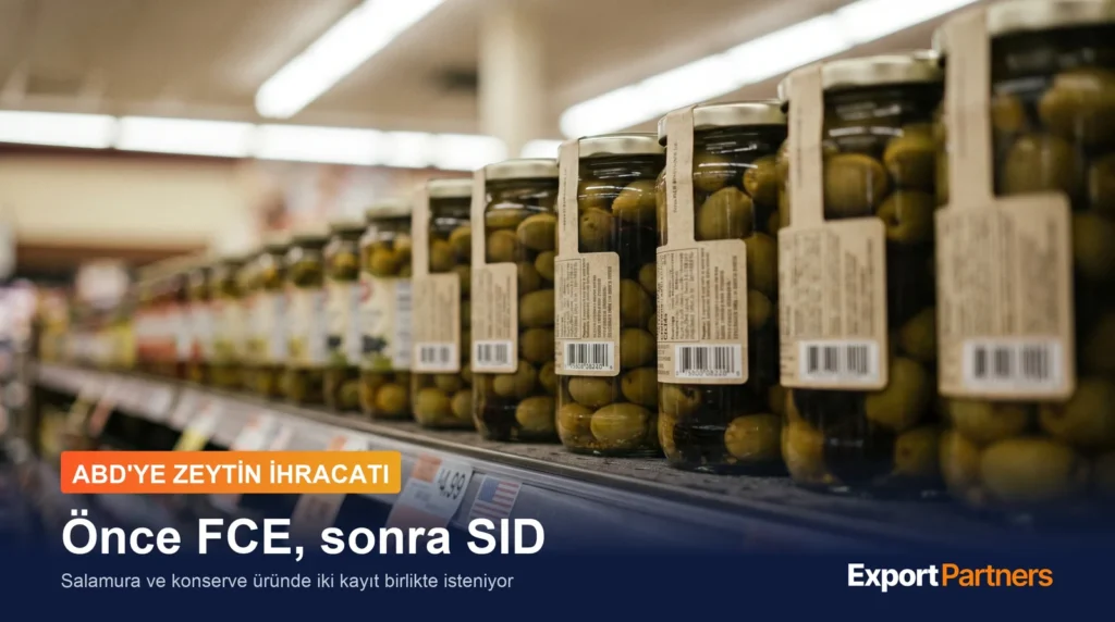 Amerika'daki bir market rafında cam kavanozlarda yeşil ve siyah zeytinler, raf kenarında dolarlı fiyat etiketleri